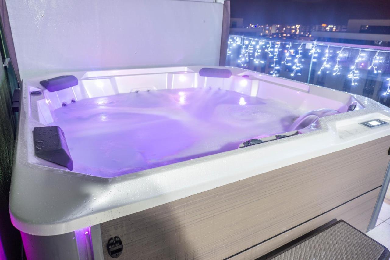 White Dream Penthouse With Jacuzzi Apartment Brasov Exterior photo