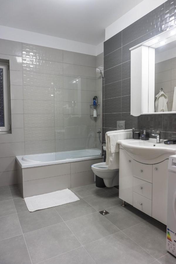 White Dream Penthouse With Jacuzzi Apartment Brasov Exterior photo
