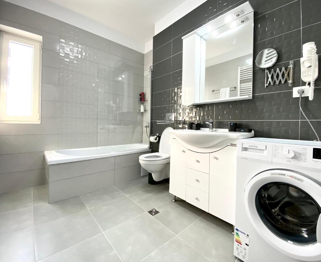 White Dream Penthouse With Jacuzzi Apartment Brasov Exterior photo